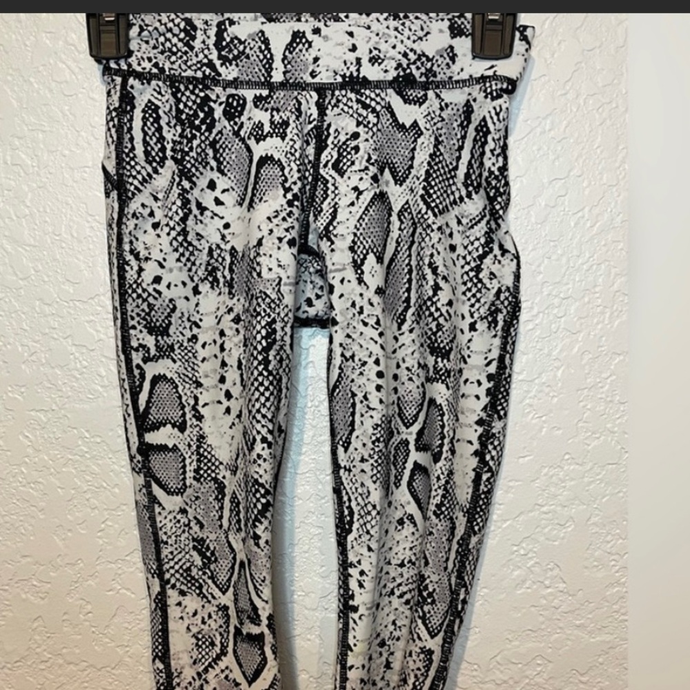 HPE Human Performance Engineering Legging Women Size Large Ivory Black Snakeskin